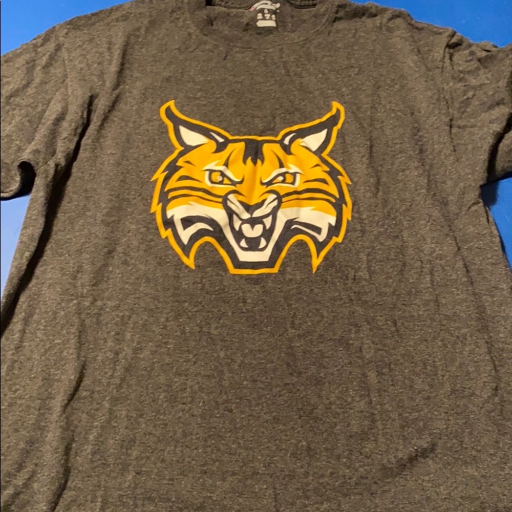 Grey quinnipiac tee